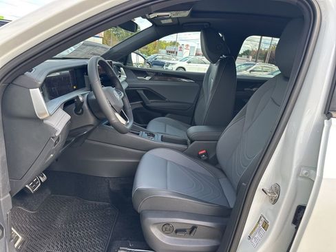 New 2025 Volkswagen Tiguan SE R-Line image 9