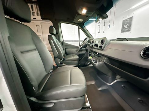 Used 2025 Mercedes-Benz Sprinter 2500 image 24