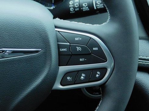 Used 2025 Chrysler Pacifica Select w/ Uconnect Theater Family Group image 17