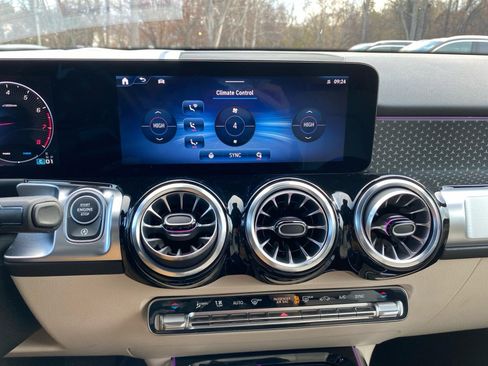 Used 2025 Mercedes-Benz GLB 250 4MATIC image 18