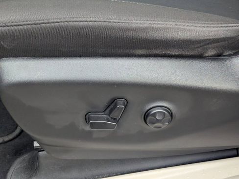 Used 2023 Chrysler Voyager LX image 25