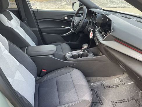 Used 2024 Chevrolet Trax RS w/ Sunroof Package image 17