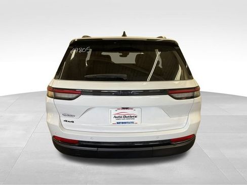Used 2023 Jeep Grand Cherokee Altitude AWD/4WD image 6