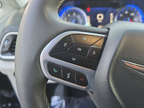 Used 2024 Chrysler Pacifica Touring-L FWD image 16