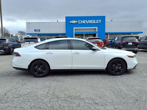 Used 2025 Honda Accord SE image 19