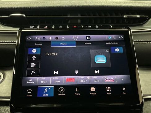 Used 2024 Jeep Grand Cherokee Limited image 19