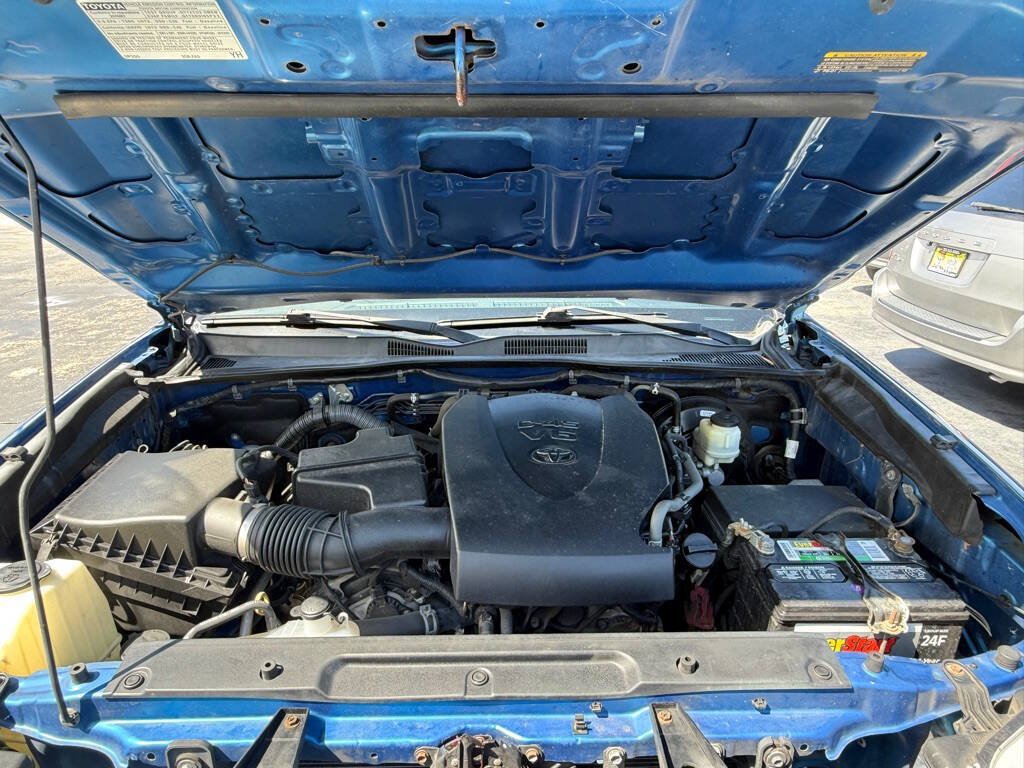 Used 2016 Toyota Tacoma Limited w/ Towing Package RWD image 31