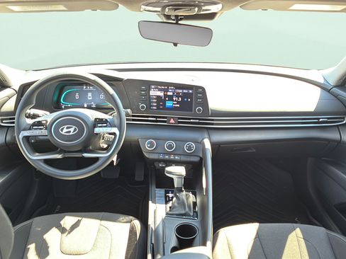 Certified 2025 Hyundai Elantra SE FWD image 16