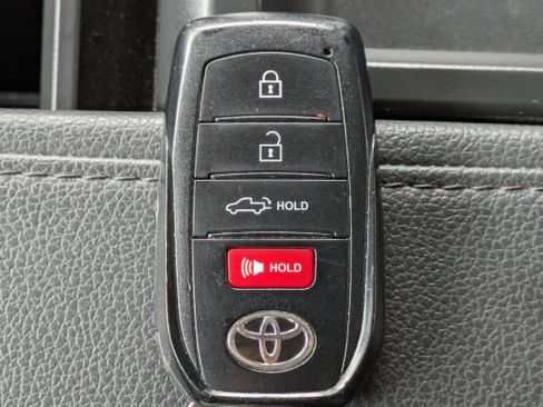 Used 2022 Toyota Tundra SR5 w/ SR5 Convenience Package AWD/4WD image 32