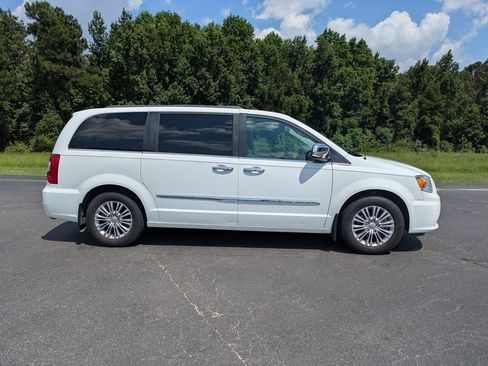 Used 2015 Chrysler Town & Country Touring-L w/ Mopar Premium Addition Group FWD image 3