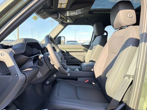 New 2026 Land Rover Defender 110 X-Dynamic SE image 3