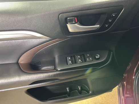 Used 2017 Toyota Highlander Limited w/ Carpet Mat Package AWD/4WD image 26