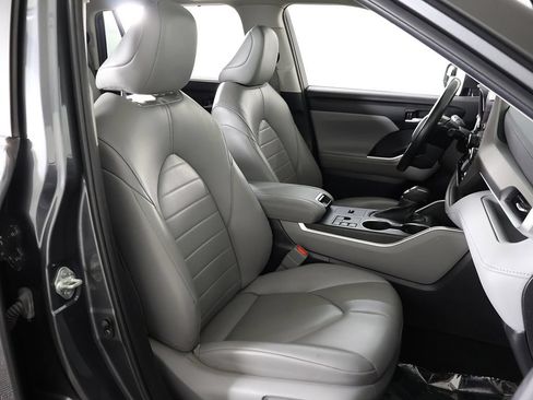 Used 2023 Toyota Highlander XLE FWD image 33