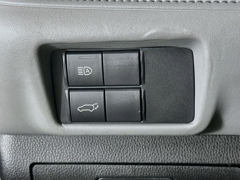 Used 2020 Toyota Highlander XLE AWD/4WD image 17