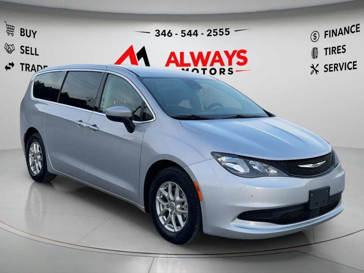 Used 2023 Chrysler Voyager LX FWD image 3