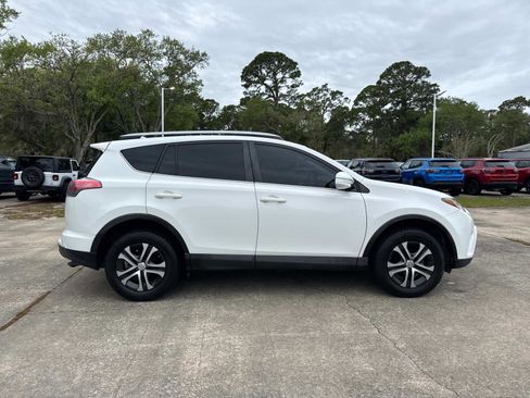 Used 2018 Toyota RAV4 LE image 2