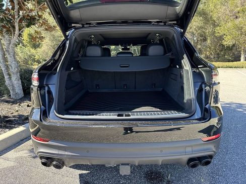 Used 2023 Porsche Cayenne Platinum Edition image 28