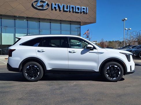 Used 2024 Kia Sorento S image 2