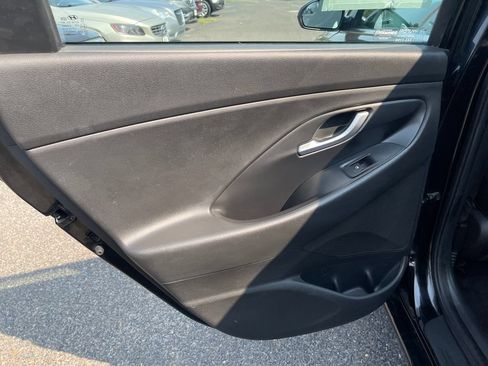 Used 2018 Hyundai Elantra GT FWD image 13