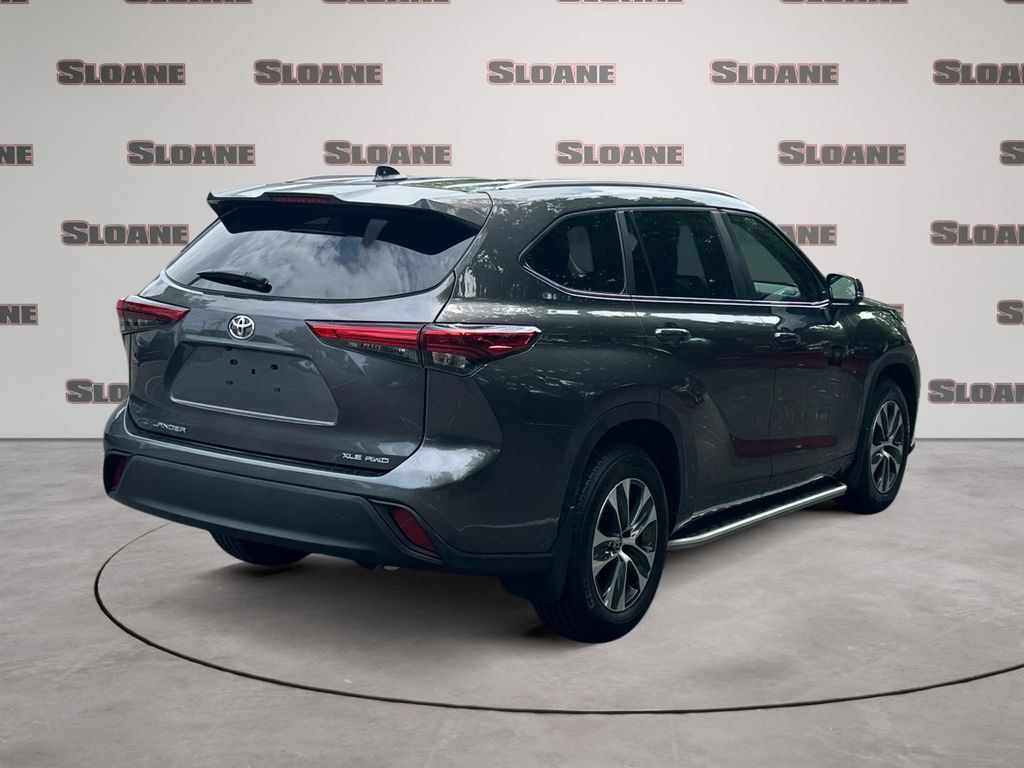 Used 2023 Toyota Highlander XLE AWD/4WD image 5