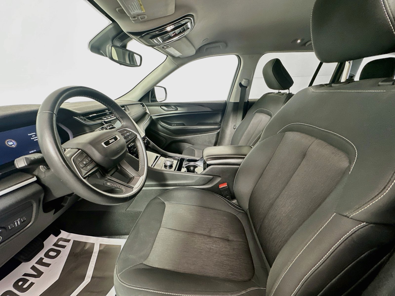 Used 2023 Jeep Grand Cherokee Laredo AWD/4WD image 19