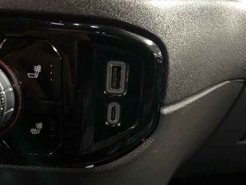 Used 2024 GMC Sierra 1500 SLT AWD/4WD image 32
