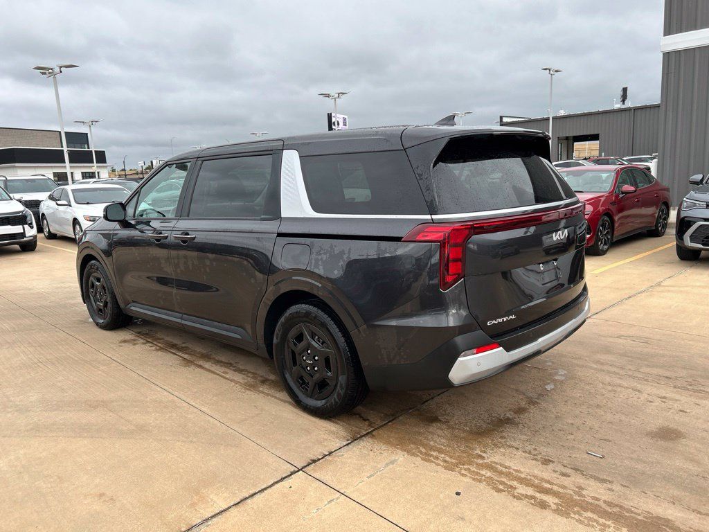 Used 2025 Kia Carnival FWD image 2
