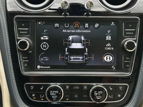 Used 2017 Bentley Bentayga AWD/4WD image 48