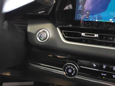 Certified 2025 Chevrolet Equinox LT FWD image 30