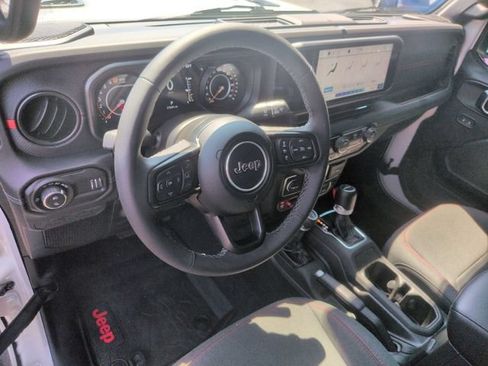 Used 2025 Jeep Gladiator Rubicon w/ Technology Group AWD/4WD image 15