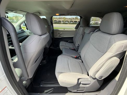 Used 2021 Toyota Sienna LE FWD image 17