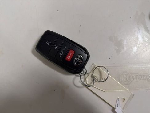 Used 2025 Toyota Corolla Cross XLE image 30