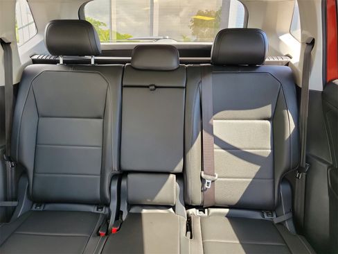 Used 2018 Volkswagen Tiguan SEL image 13
