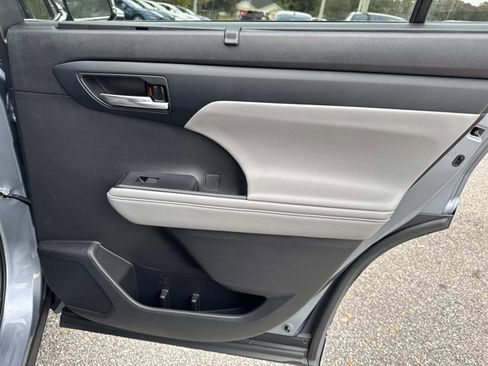 Certified 2022 Toyota Highlander XLE image 19