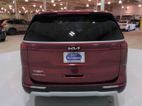 Used 2024 Kia Carnival LX FWD image 4