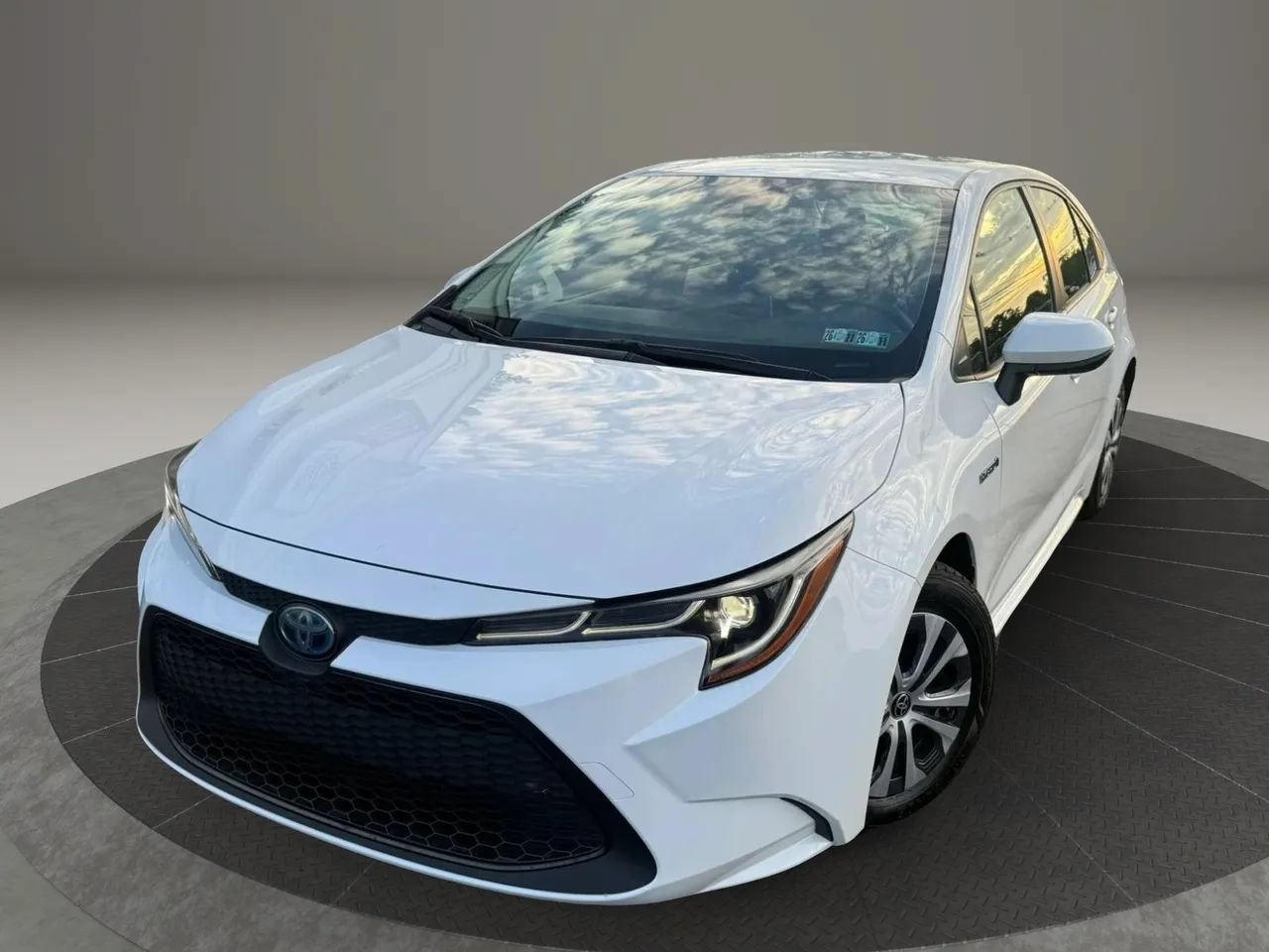 Used 2021 Toyota Corolla LE FWD image 2