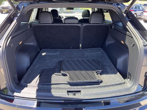Certified 2023 Volkswagen Atlas Cross Sport SE w/ Panoramic Sunroof Package AWD/4WD image 28