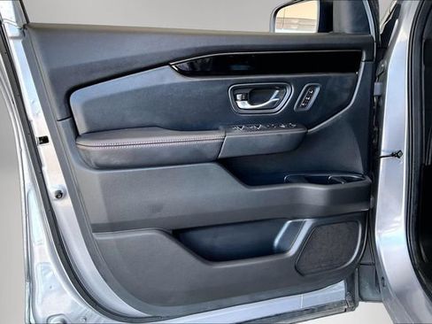 Used 2025 Honda Pilot TrailSport image 17