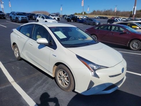 Used 2017 Toyota Prius Two image 1