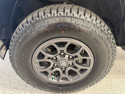 Used 2018 Toyota Tacoma SR5 AWD/4WD image 9