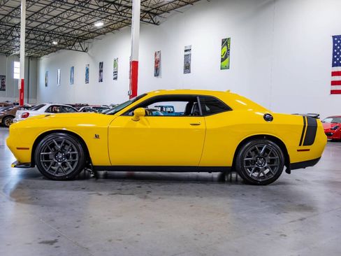 Used 2017 Dodge Challenger R/T Scat Pack w/ Leather Interior Group RWD image 3