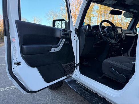 Used 2017 Jeep Wrangler Unlimited Sahara w/ Connectivity Group image 12