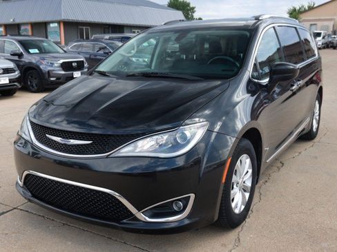 Used 2019 Chrysler Pacifica Touring-L FWD image 2
