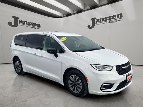 Used 2024 Chrysler Pacifica Select image 9