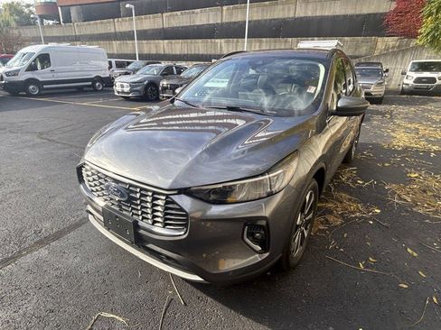 Used 2023 Ford Escape Platinum image 3