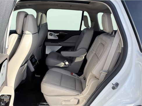 Used 2023 Lincoln Aviator Reserve w/ Equipment Group 201A AWD/4WD image 4