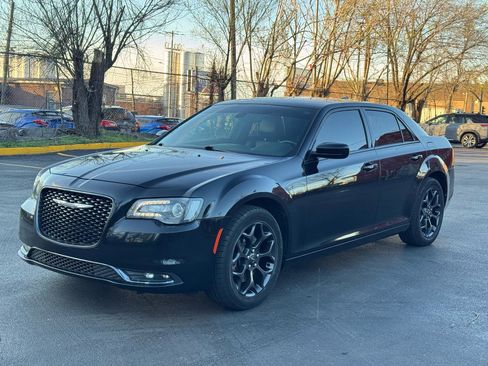 Used 2019 Chrysler 300 S image 4