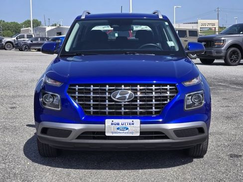 Used 2024 Hyundai Venue SEL FWD image 2