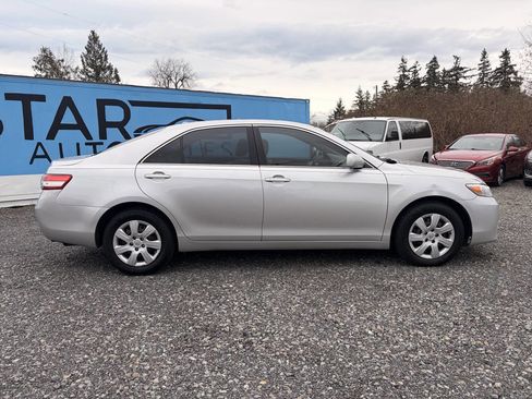 Used 2010 Toyota Camry LE image 2