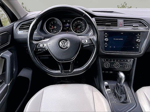 Used 2018 Volkswagen Tiguan SE w/ Panoramic Sunroof Package FWD image 8